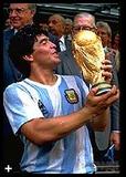 besando la copa del mundo